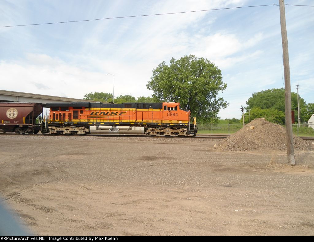 BNSF 5884